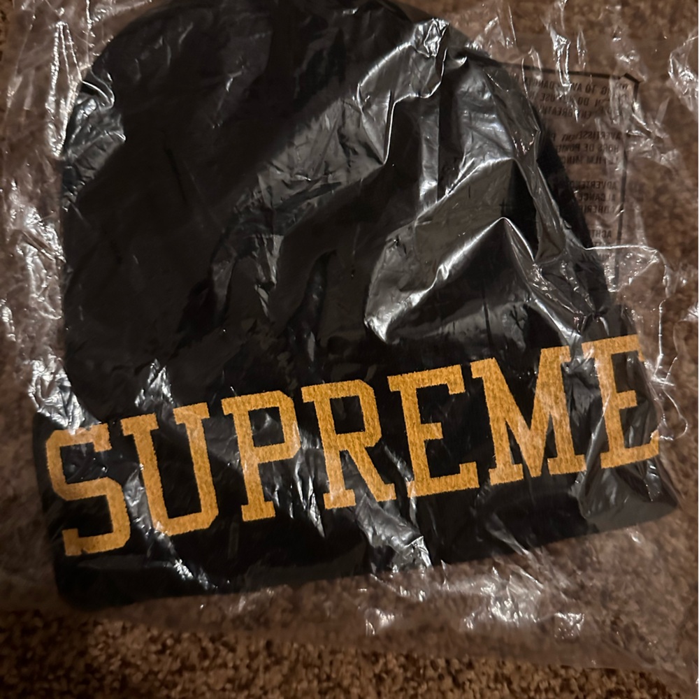 Supreme New Era Varsity Beanie Black